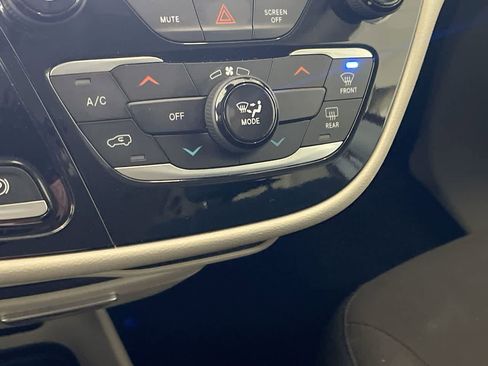 Used 2023 Chrysler Voyager LX image 18