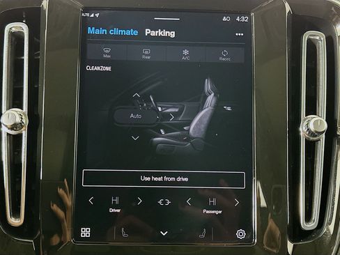 Used 2025 Volvo XC40 B5 Plus image 24