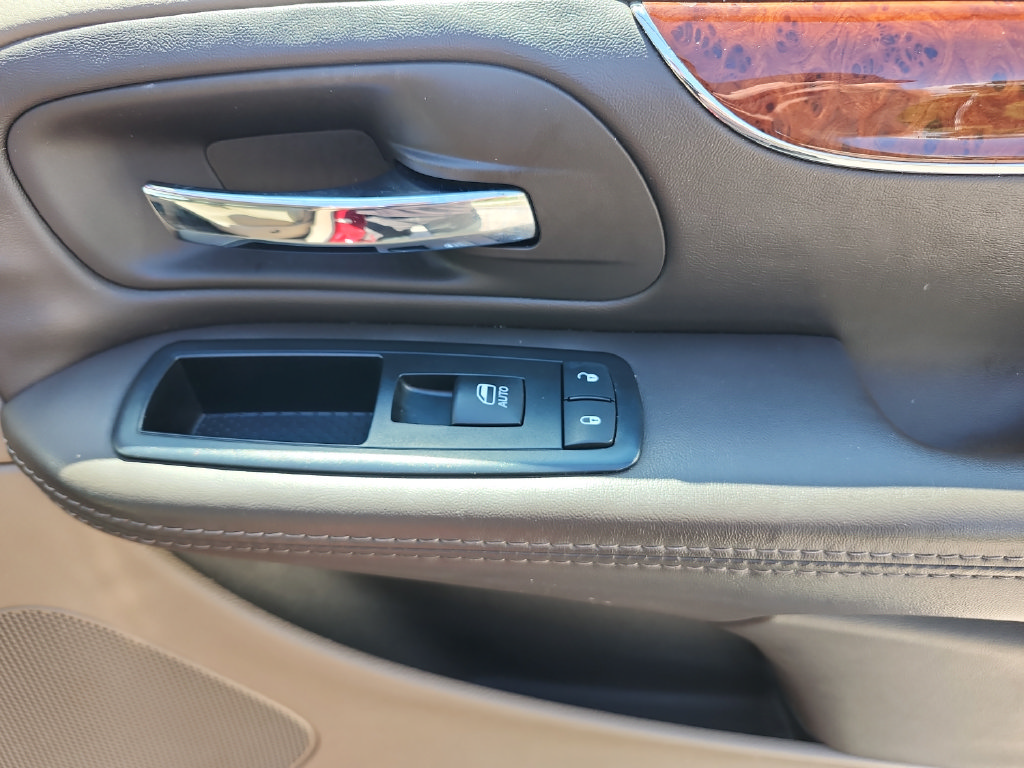 Used 2015 Chrysler Town & Country Touring-L w/ Driver Convenience Group FWD image 24