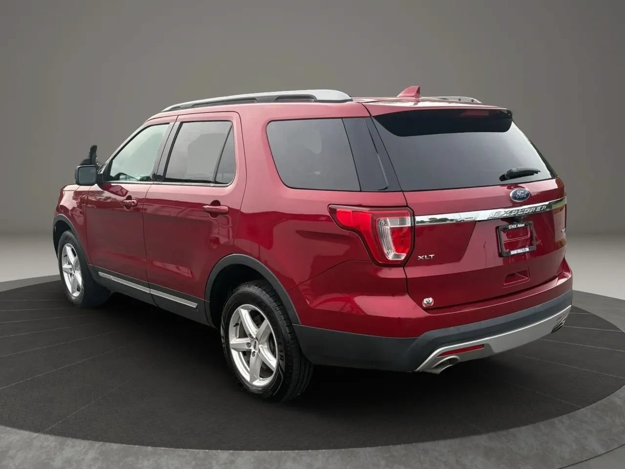 Used 2017 Ford Explorer XLT w/ Equipment Group 202A AWD/4WD image 3