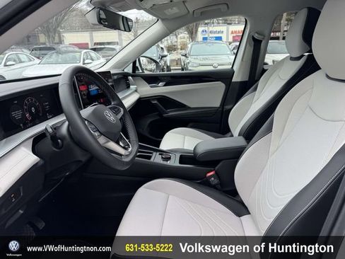 Certified 2025 Volkswagen Tiguan SE image 14