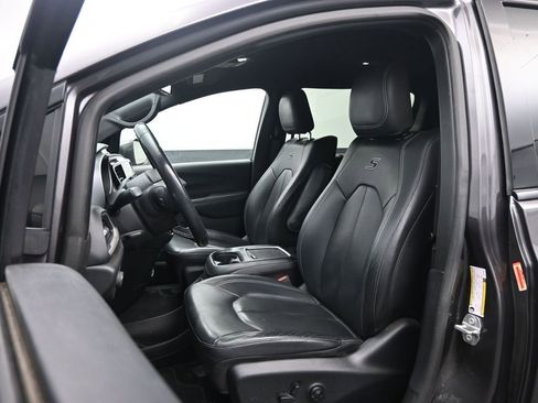 Used 2020 Chrysler Pacifica Touring-L Plus image 17