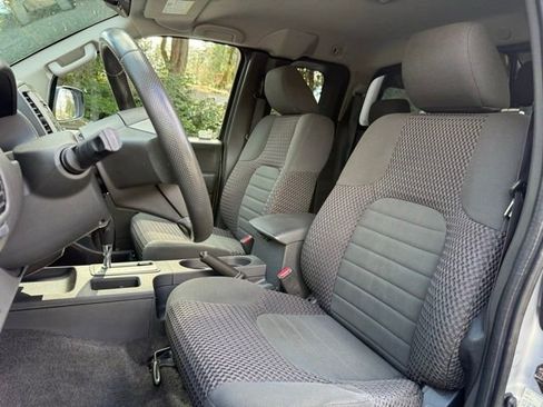 Used 2015 Nissan Frontier SV image 6