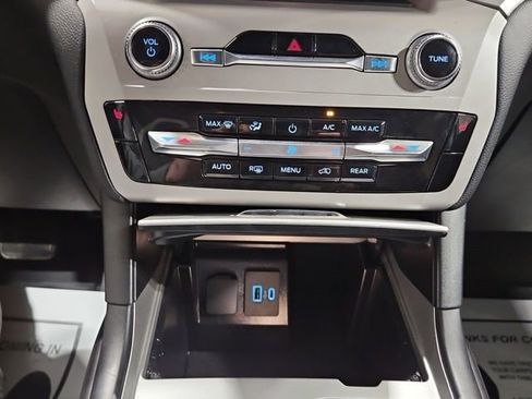 Used 2024 Ford Explorer XLT image 3