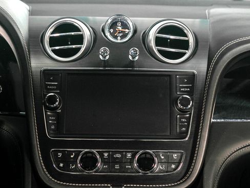 Used 2017 Bentley Bentayga image 38