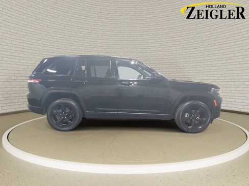 Used 2023 Jeep Grand Cherokee Altitude AWD/4WD image 4