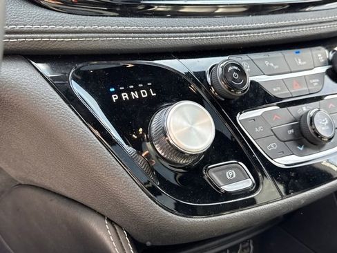 Used 2025 Chrysler Pacifica Limited image 16