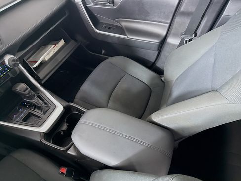Used 2019 Toyota RAV4 LE FWD image 26