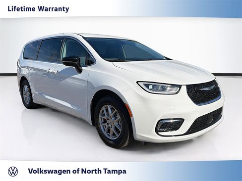 Used 2024 Chrysler Pacifica Touring-L image 1