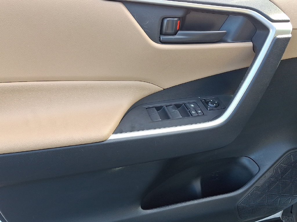 Used 2019 Toyota RAV4 LE w/ Carpet Mat Package AWD/4WD image 12