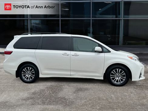 Used 2019 Toyota Sienna XLE w/ XLE Navigation Package FWD image 13