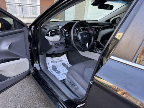 Used 2018 Toyota Camry LE image 18