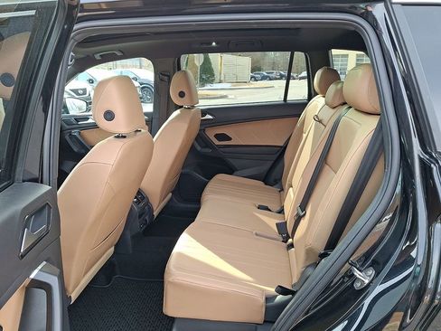 Used 2024 Volkswagen Tiguan SE w/ Panoramic Sunroof Package image 11