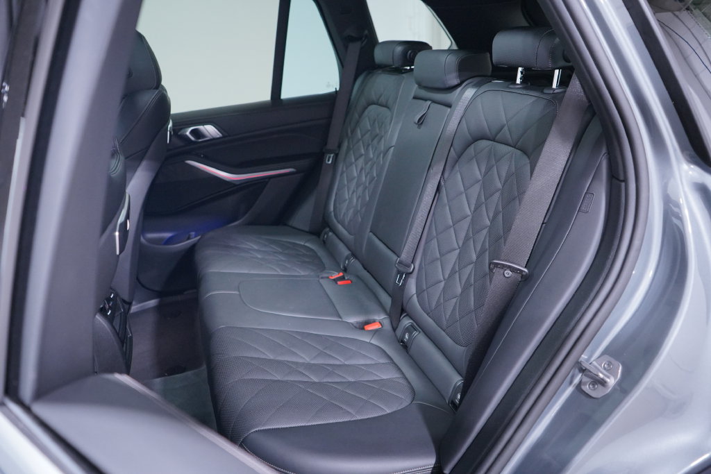 Used 2024 BMW X5 xDrive50e w/ Parking Assistance Package AWD/4WD image 10