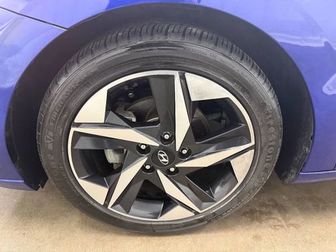 Used 2021 Hyundai Elantra Limited image 19