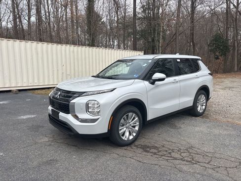 New 2026 Mitsubishi Outlander ES image 2