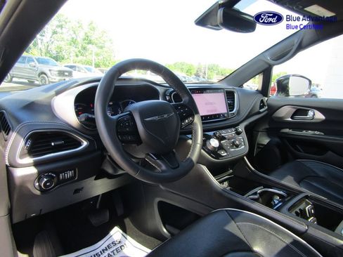 Used 2022 Chrysler Pacifica Limited w/ Uconnect Theater Family Group FWD image 21