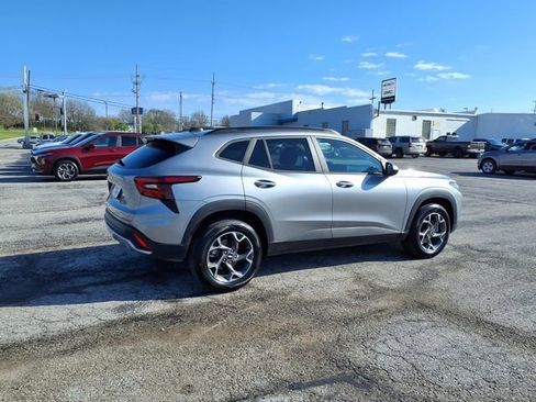 Used 2025 Chevrolet Trax LT w/ LT Convenience Package FWD image 17