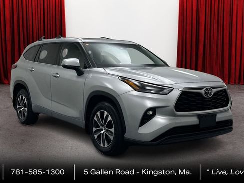 Used 2022 Toyota Highlander XLE AWD/4WD image 3