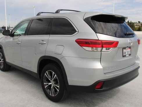 Used 2019 Toyota Highlander LE FWD image 5