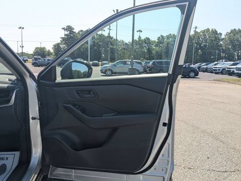Used 2024 Nissan Rogue S AWD/4WD image 31