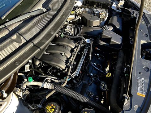 Used 2018 Ford Explorer XLT w/ Equipment Group 202A image 29