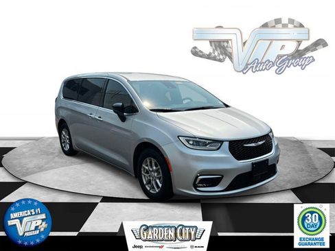 Used 2026 Chrysler Pacifica Select FWD image 1