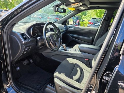 Used 2018 Jeep Grand Cherokee Laredo AWD/4WD image 15
