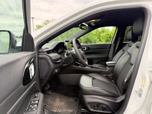 Used 2025 Jeep Compass Latitude w/ Convenience Group AWD/4WD image 8