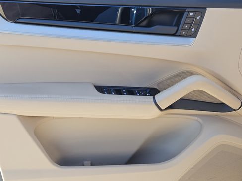 Certified 2025 Porsche Cayenne S image 22