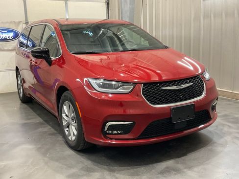 Used 2026 Chrysler Pacifica Limited FWD image 2