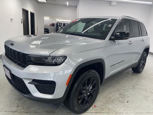 Used 2025 Jeep Grand Cherokee Altitude AWD/4WD image 3