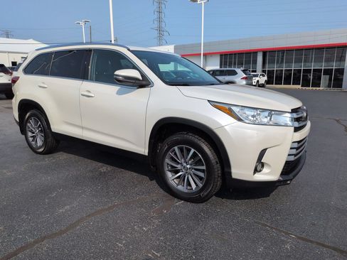Used 2019 Toyota Highlander XLE w/ Carpet Mat Package (TMS) AWD/4WD image 7