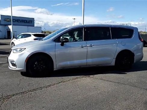 Used 2024 Chrysler Pacifica Touring-L image 3