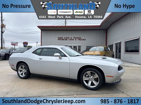 Certified 2022 Dodge Challenger SXT image 1