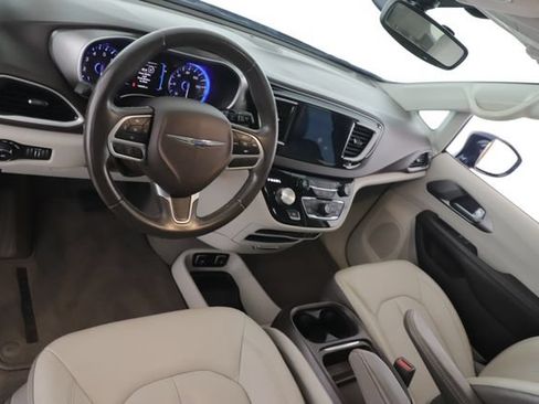 Used 2017 Chrysler Pacifica Touring-L FWD image 17