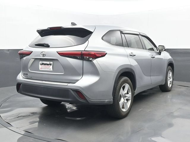 Used 2023 Toyota Highlander L FWD image 6