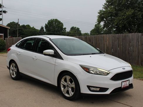 Used 2015 Ford Focus SE w/ Equipment Group 201A FWD image 2