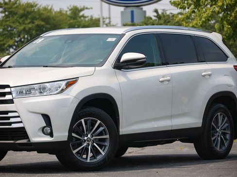 Used 2019 Toyota Highlander XLE AWD/4WD image 12