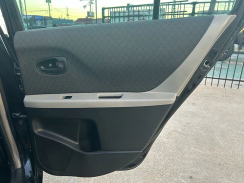 Used 2010 Toyota Yaris 4-Door Hatchback image 16