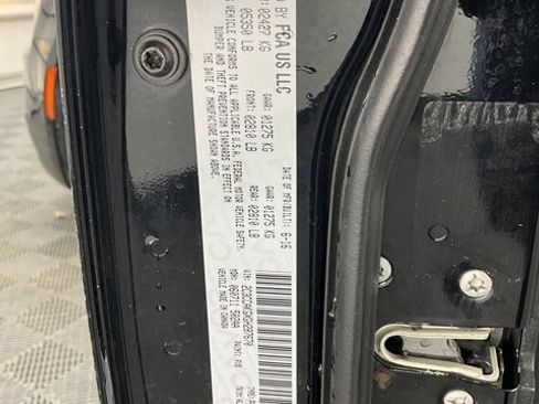 Used 2016 Chrysler 300 C image 33