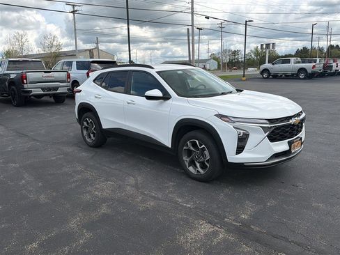Used 2024 Chevrolet Trax LT w/ Driver Confidence Package FWD image 2