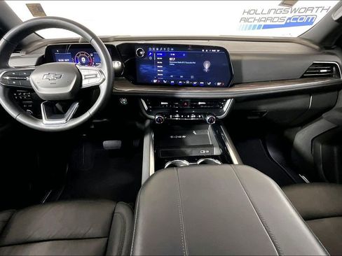 Used 2025 Chevrolet Suburban Z71 image 11