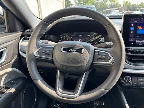 Used 2023 Jeep Compass Latitude AWD/4WD image 16