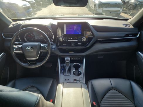 Used 2023 Toyota Highlander XSE FWD image 18