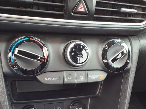 Used 2021 Hyundai Kona SE image 14