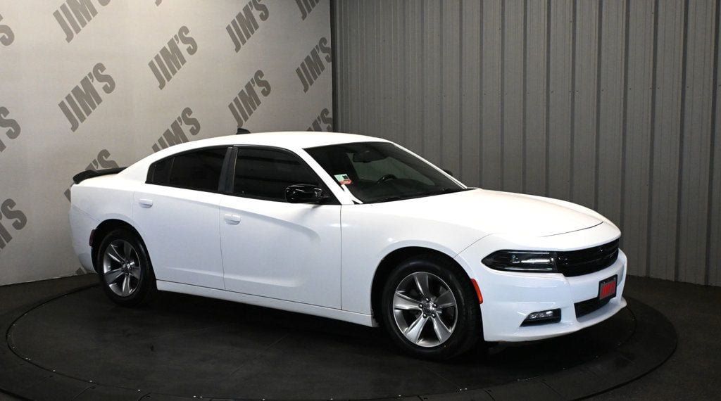Used 2017 Dodge Charger SXT RWD image 3