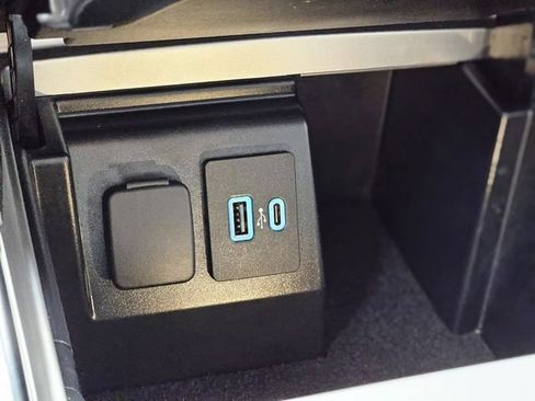 Used 2022 Ford Explorer XLT w/ Equipment Group 202A AWD/4WD image 25