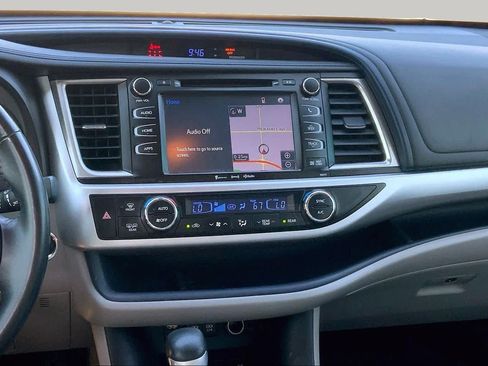 Used 2018 Toyota Highlander XLE w/ Carpet Mat Package (TMS) AWD/4WD image 7