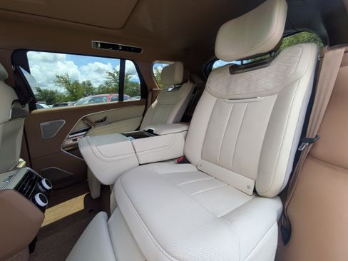 Used 2025 Land Rover Range Rover SV AWD/4WD image 11